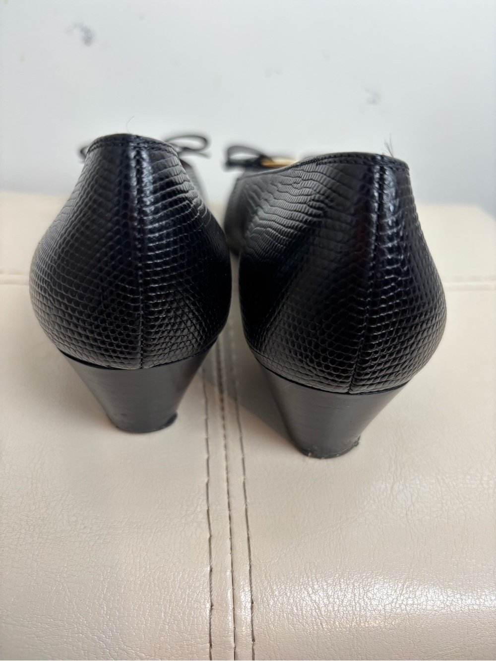 Salvatore Ferragamo Vara Black Lizard Embossed Leather Bow Pumps Size 9 - Picture 10 of 11